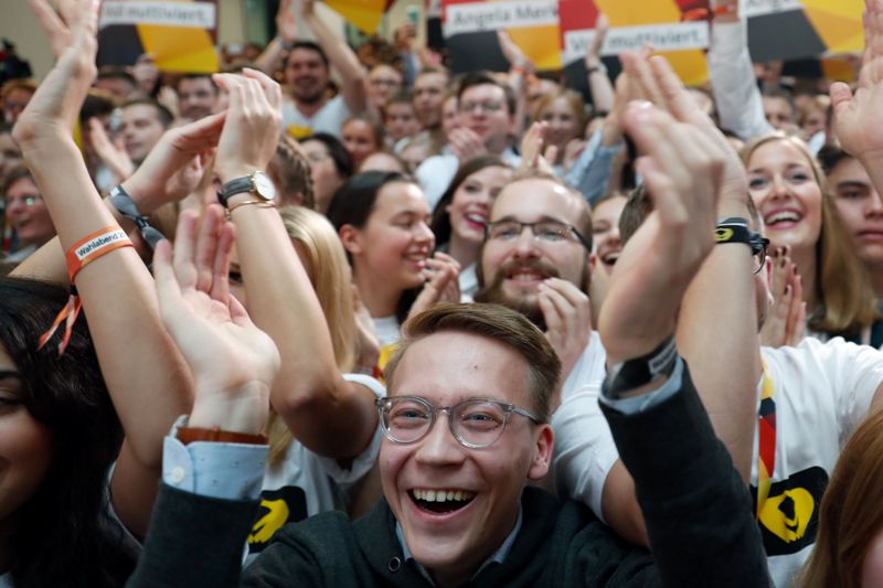 Luego de los primeros resultados, los seguidores de la canciller Angela Merkel festejaron en diversos puntos de país.