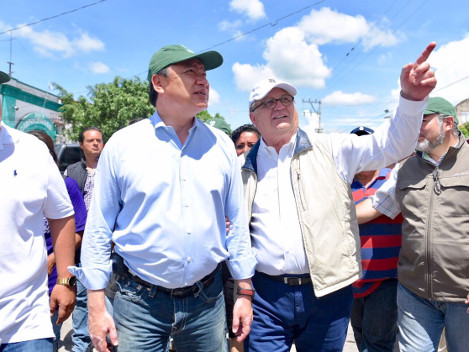 El secretario de Gobernación, Miguel Ángel Osorio Chong y el gobernador de Morelos, Graco Ramírez recorrieron la población de Zacatepec.