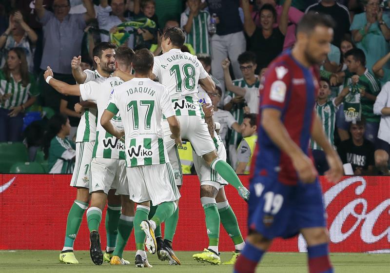 Andrés Guardado festeja tras dar una asistencia a Antonio Sanabria