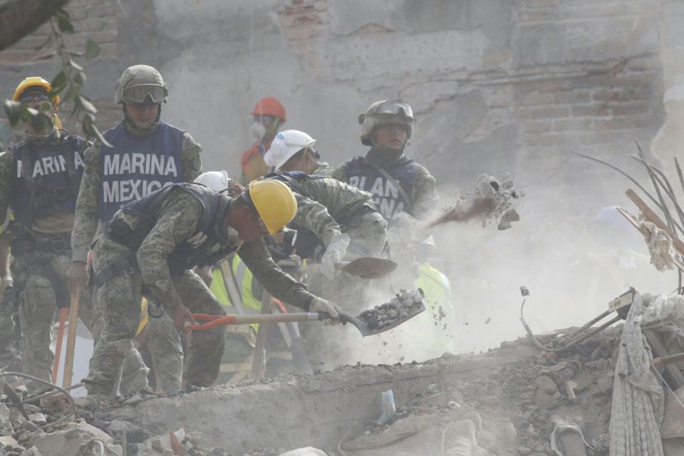 Las autoridades sospechan que aún hay un cuerpo entre los escombros, por lo que continuarán las labores de búsqueda y rescate.