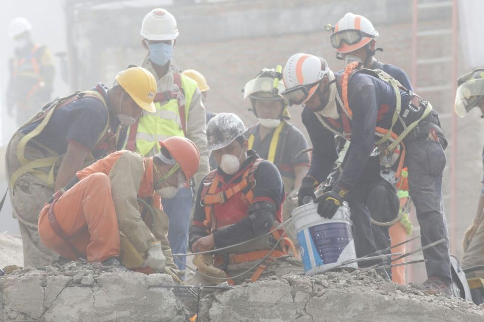El cadáver fue hallado sobre la calle donde colapsó el inmueble de ocho pisos.
