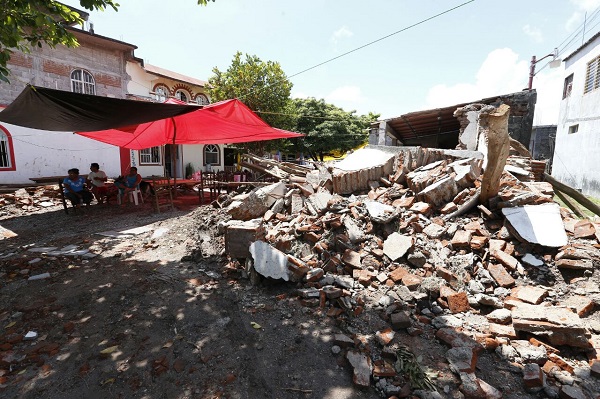 Los habitantes de Juchitán de Zaragoza han convertido sus patios, llenos de escombros, en su nuevo hogar. El miedo a que un nuevo temblor derrumbe lo 