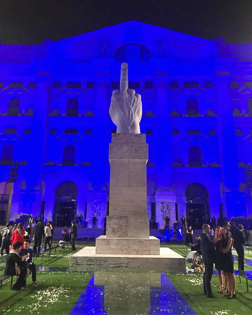 La escultura fue diseñada por el italiano Mauricio Cattelan.