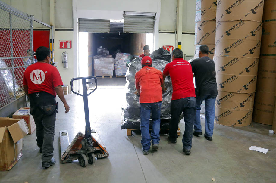 La labor de cargar los camiones se hizo con la ayuda de la comunidad.