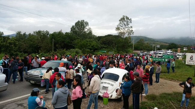 Los maestros mantienen cerrada la carretera federal Chilpancingo-Tlapa.