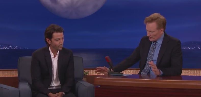 Diego Luna con Conan O'Brien.