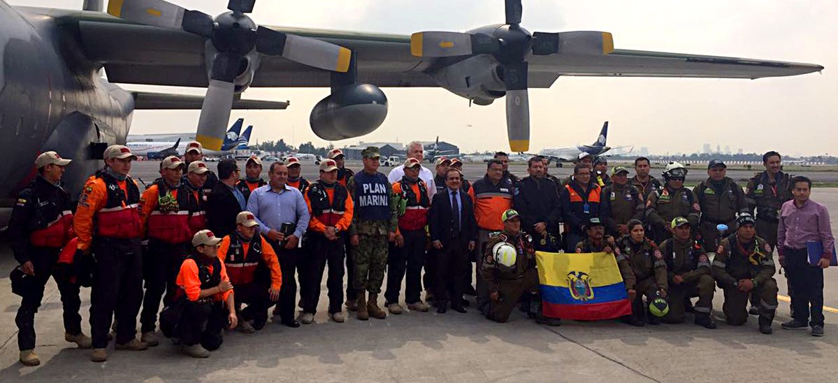 El equipo de bomberos de Ecuador contribuyó a la búsqueda y rescate de personas en la Ciudad de México.