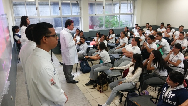 Estudiantes reciben platica sobre la cultura de donación de órganos.