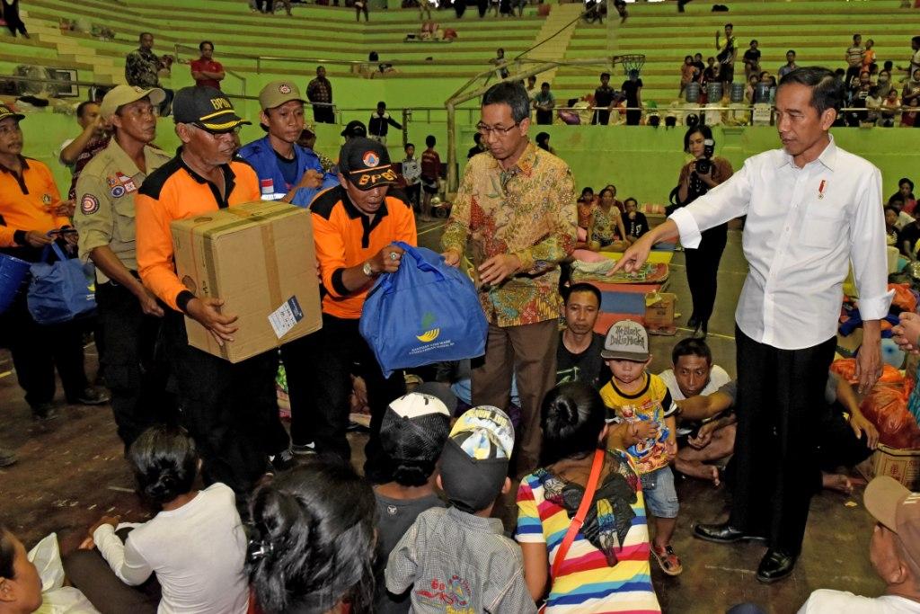El presidente indonesio, Joko Widodo, visitó hoy los centros de evacuación en Bali.