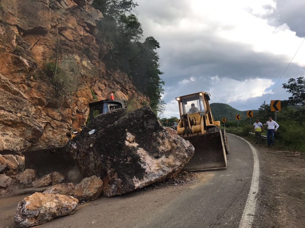 Lazcano aseguró que derivado del último terremoto del sábado, se reporto la caída y colapso del puentes Ixtaltepec.