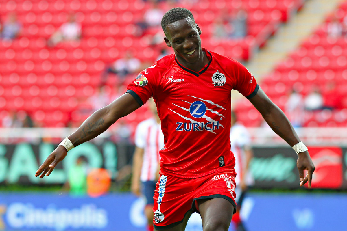 Luis Advíncula en festejo de gol