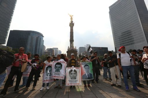 Los padres de los normalistas marcharon desde el Ángel de la Independencia al antimonumento de los 43. 