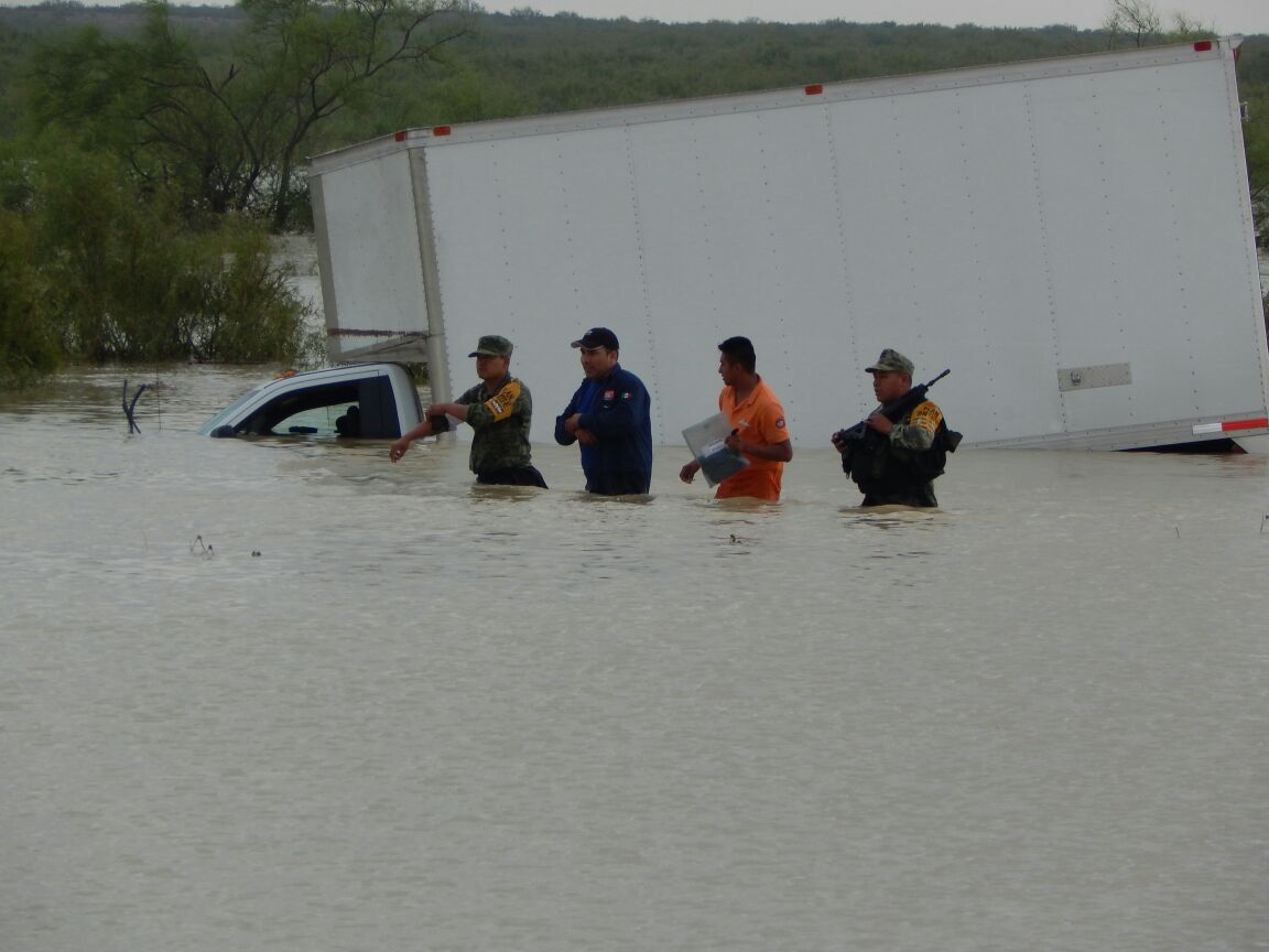 Rescate de personas en la carretera Nuevo Laredo-Monterrey