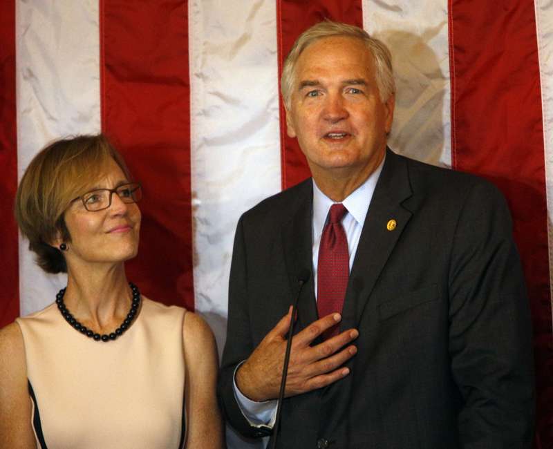 El senador Luther Strange, junto a su esposa, recibió el apoyo del mandatario.