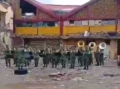 La banda de guerra de los militares entonó la canción antes de que el palacio municipal fuera demolido.
