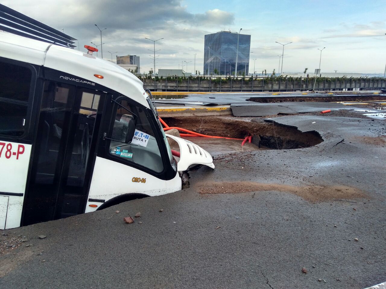 Un camión cayó en el socavón que se abrió en Paseo de la República.