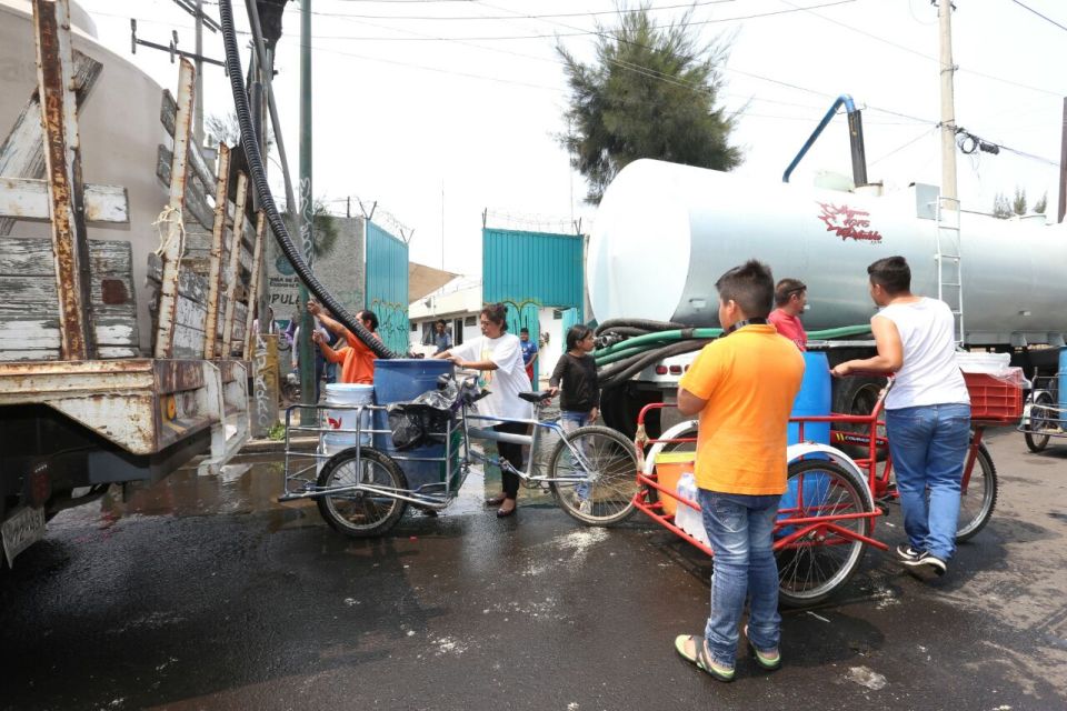 Dione Anguiano dijo que ha habido enfrentamientos entre vecinos por el abasto del servicio, por lo que las pipas de agua son resguardadas por la polic