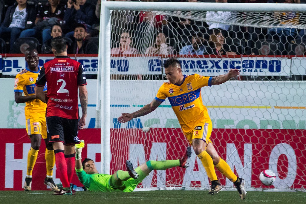  Eduardo Vargas en festejo de gol
