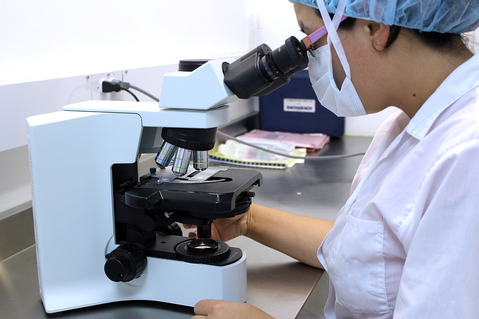 El virus del Ébola tiene una tasa de letalidad que es de aproximadamente 50 por ciento.