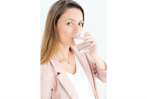No esperes a sentir sed, pues esta es una señal de deshidratación en tu cuerpo.