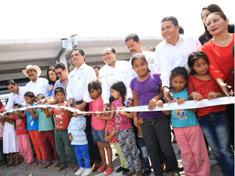 El gobernador de Michoacán, Silvano Aureoles entregó 30 nuevos espacios para 150 personas con dos secciones de servicios sanitarios.