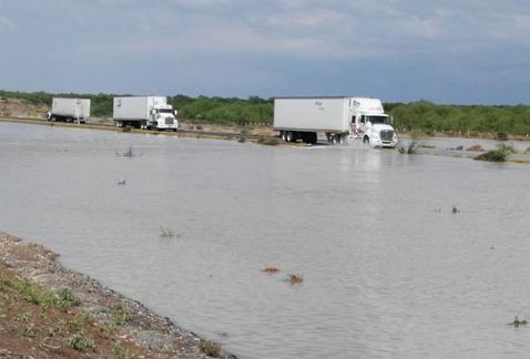 Transportistas quedaron varados por las inundaciones 