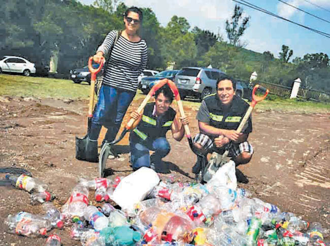 Los alumnos de la Universidad Iberoamericana con la materia prima para realizar las construcciones. 
