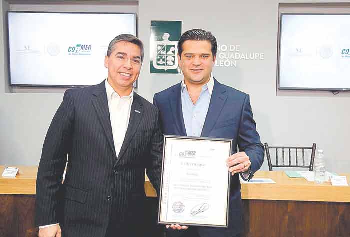 El documento fue recibido por el alcalde Francisco Cienfuegos. 