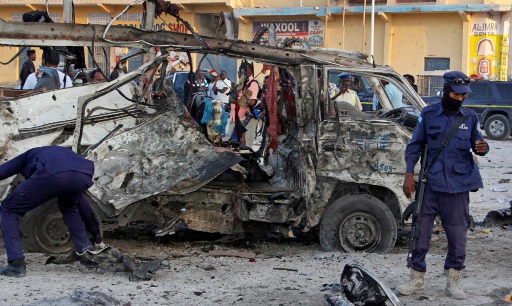 El estallido ocurrió frente a un restaurante en Hamarweyne, un vecindario de la capital, dijo el capitán de la policía Mohamed Hussein.