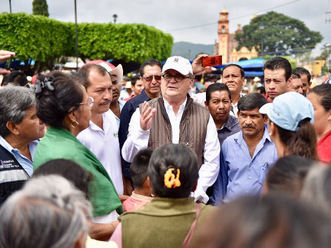 El gobernador de Morelos, Graco Ramírez visitó el Albergue Temporal de Tepalcingo, en donde pernoctan 50 personas.
