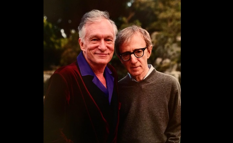  Hugh Hefner con el director de cine estadunidense Woody Allen.