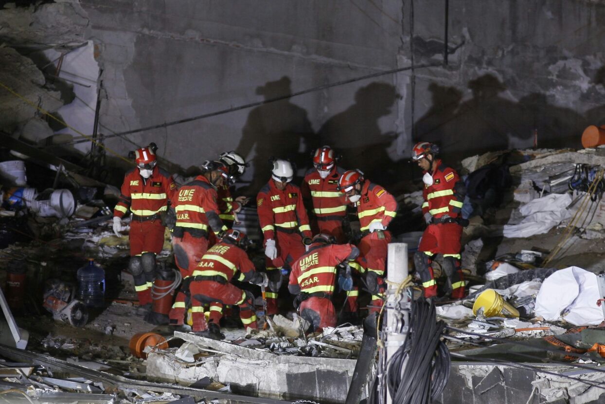 Los trabajos de rescate de cuerpos en Álvaro Obregón 286.