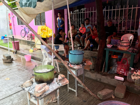 Mujeres juchitecas preparan la comida en la calle y la ofrecen a los damnificados.  