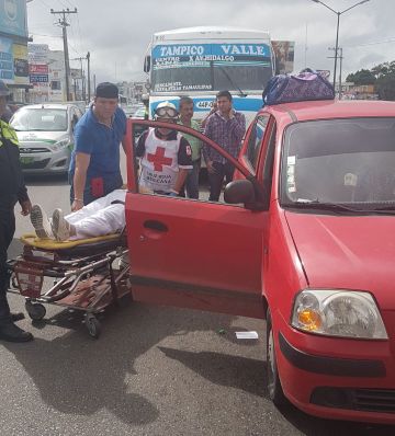 Mujeres lesionadas tras accidente con autobús