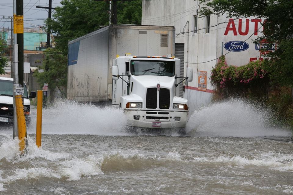 Protección Civil del municipio de Monterrey descartó tener por el momento zonas de riesgo o graves encharcamientos a causa de las lluvias.