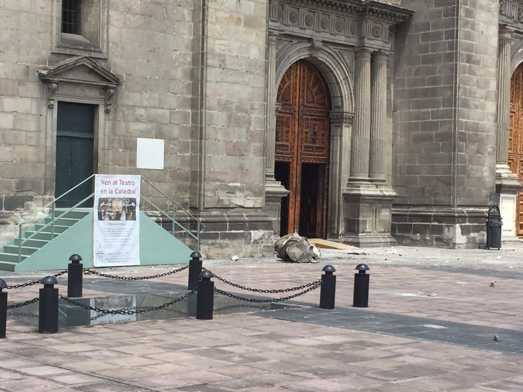 Durante el sismo, la monumental escultura pétrea titulada “La Esperanza”, del prestigiado arquitecto Manuel Tolsá, se desplomó, dañando el piso del at