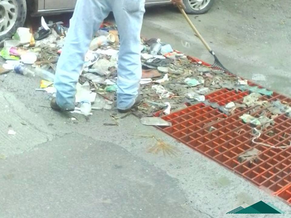 Una gran cantidad de basura acapara en las alcantarillas 