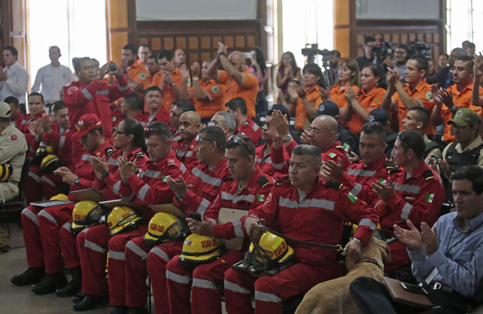 90 hombres y mujeres del equipo de búsqueda y rescate Urbano en Protección Civil y Bomberos, el Grupo de Rescate de la policía, un equipo de paramédic