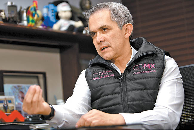 El jefe de Gobierno de Ciudad de México, durante la entrevista en "El asalto a la razón". 