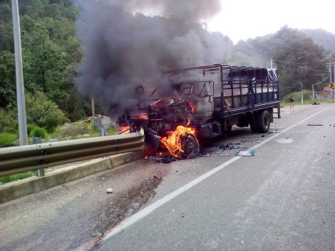 Los manifestantes incendiaron un camión y agredieron a los policías.