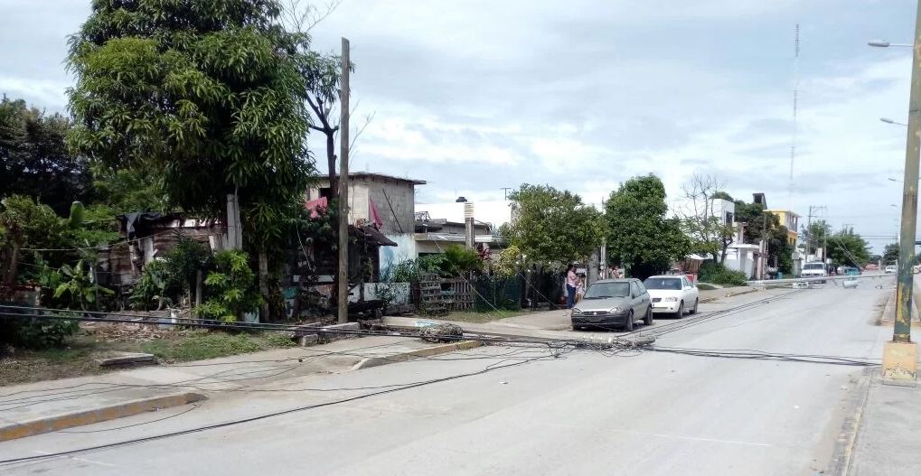 Derriba poste de luz, y deja a sector sin el servicio - Grupo Milenio