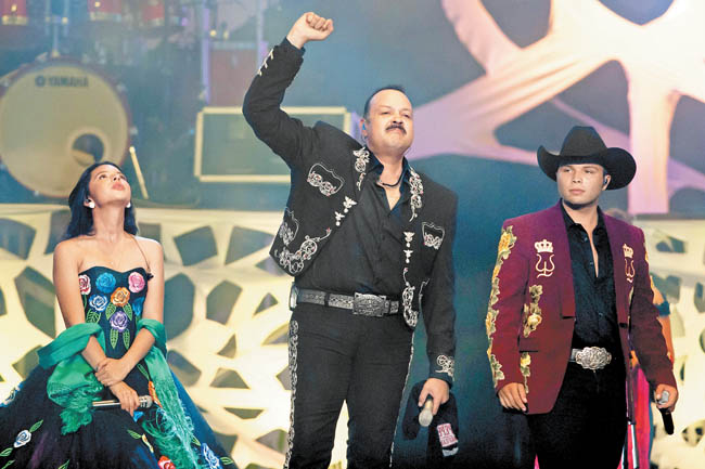El cantante compartió el escenario con sus hijos Ángela y Leonardo. 