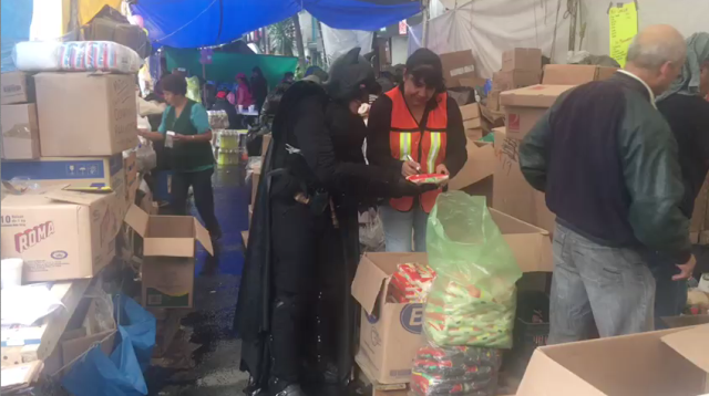 El súper héroe ha visitado centros de acopio.