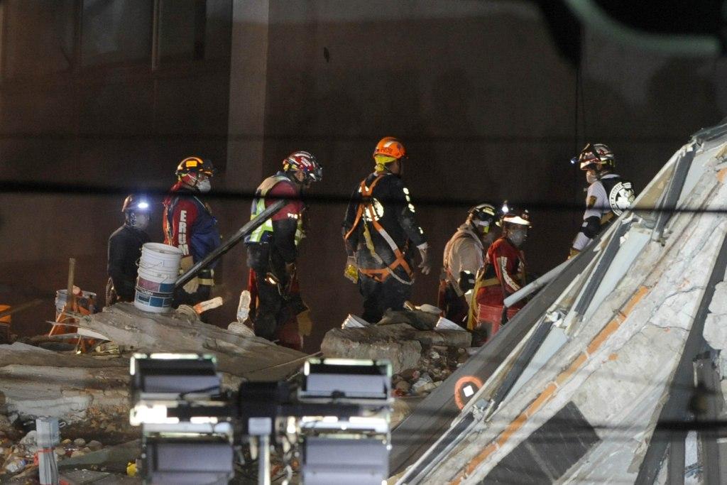 Los dos cuerpos fueron recuperados por los rescatistas alrededor de las 05:00 horas.