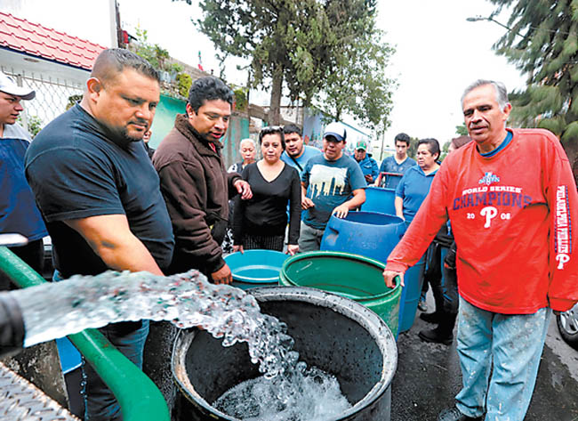Vecinos de la demarcación acuden con tambos, cubetas y tinacos. 
