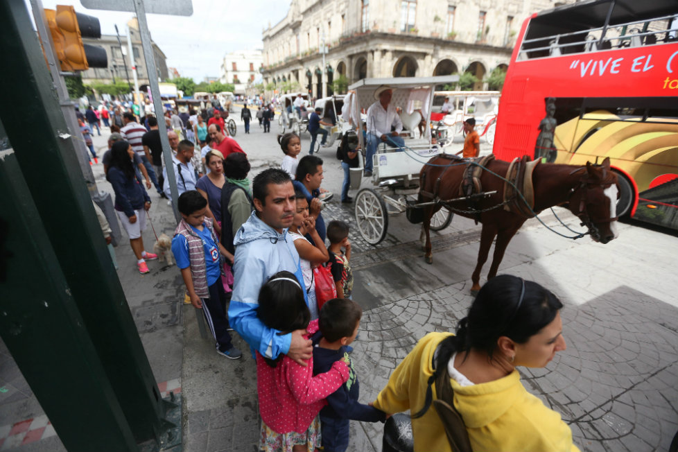 Los calandrieros tapatíos ofrecieron paseos gratuitos para defender el uso de caballos.