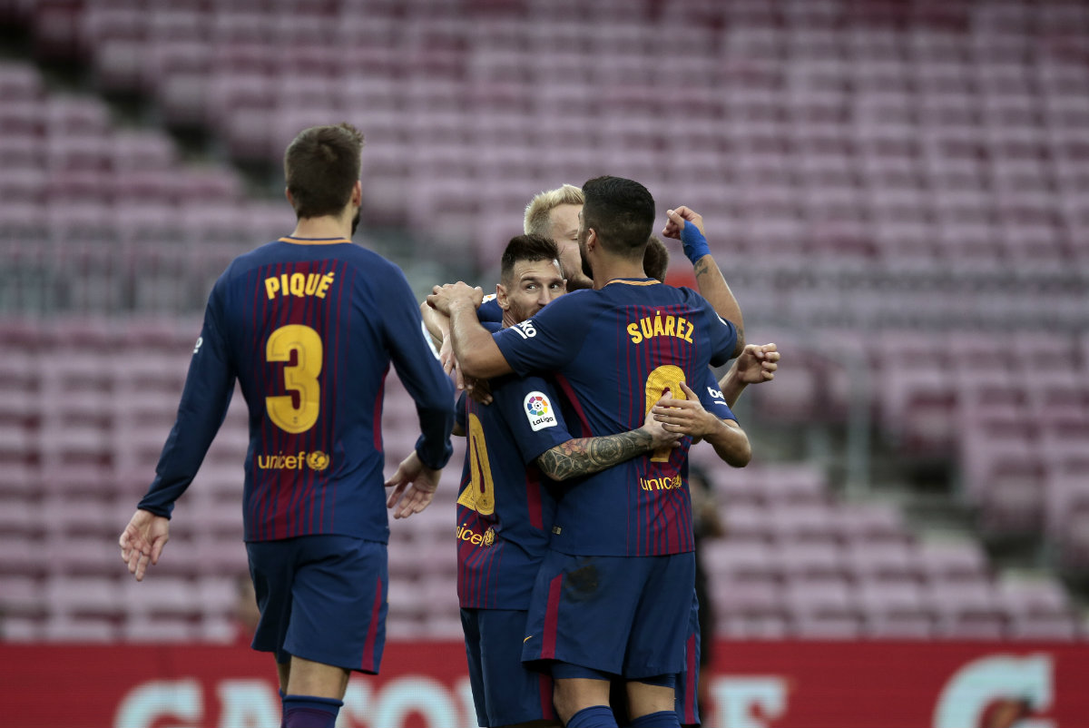 Ante un Camp Nou vacío, Messi celebra con sus compañeros uno de sus goles