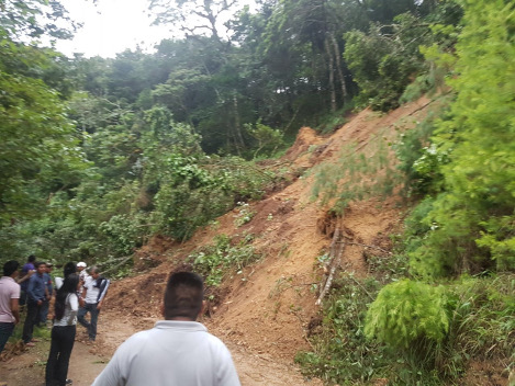 Las fuertes lluvias reblandecieron la tierra y se registraron deslaves en las carreteras Oaxaca-Pochutla-Huatulco, Oaxaca-Mitla- Choapam y la Matías R
