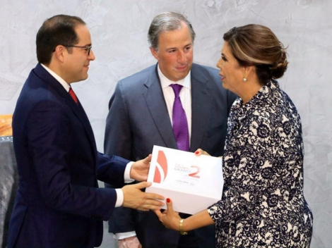 El gobernador de Colima, Ignacio Peralta Sánchez, entrega su segundo informe al Congreso estatal.  