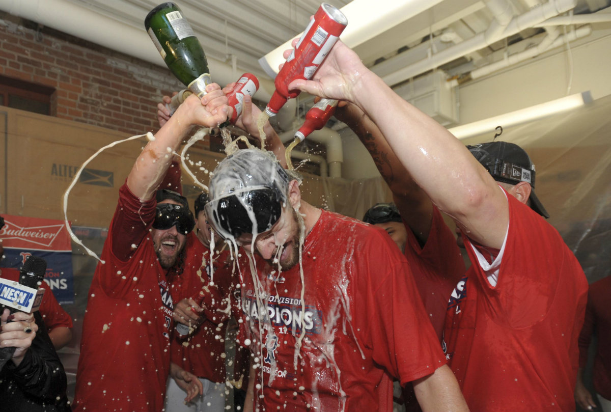 Jugadores de los Medias Rojas de Boston celebran la conquista del título
